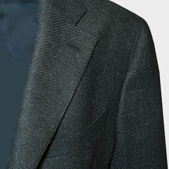 Tailoring jacket Caruso made in Italy exclusive for Wools Boutique Uomo Geneva. Discover the elegance of this men's green jacket in tweed fabric for your formal outfits.