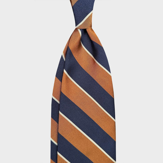 Ocra Yellow Regimental Striped Silk Tie. Cravate régimentaire réalisée à la main en soie jacquard, rayures jaune ocre et bleu. Fabriqué en Italie par F.Marino Napoli pour Wools Boutique Uomo à Genève