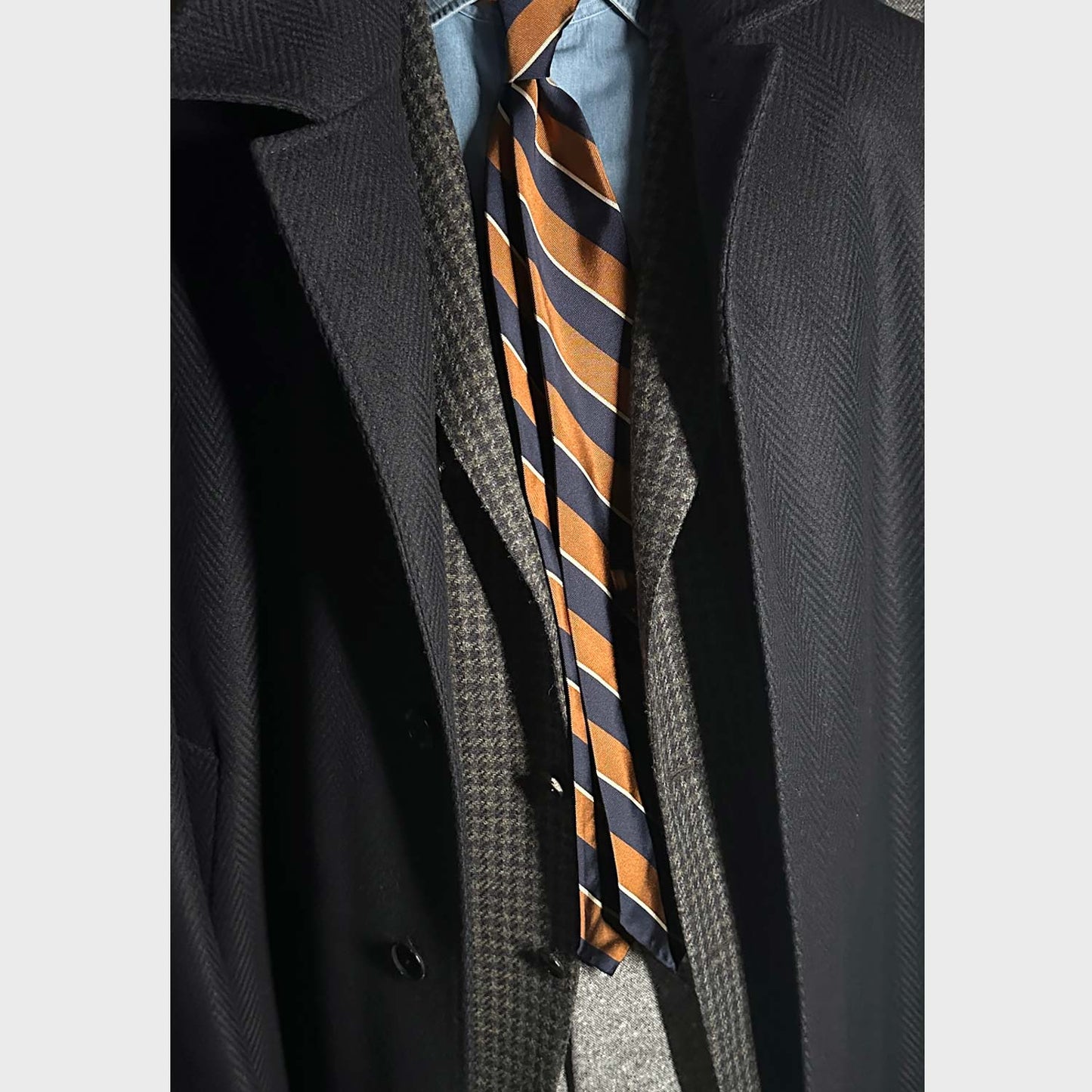 Ocra Yellow Regimental Striped Silk Tie. Cravate régimentaire réalisée à la main en soie jacquard, rayures jaune ocre et bleu. Fabriqué en Italie par F.Marino Napoli pour Wools Boutique Uomo à Genève