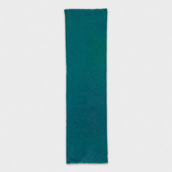 Discover the exclusive emerald green cashmere scarf made in Italy, available at Wools Boutique Uomo in Geneva. Shop the finest mono color scarf for a touch of luxury.