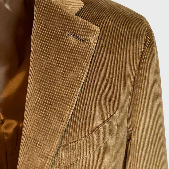 The honey yellow corduroy jacket is a must-have for the men who seeks elegance and comfort. Made in Italy by Caruso exclusively for Wools Boutique Uomo Geneve, regular classic fit drop 7, lined inside.