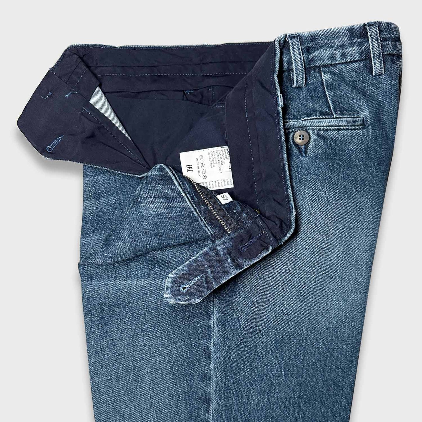 Tailored men's jeans geneva, made with blue color japanese kurabo denim fabric, hand made in Italy Rotasport by Rota Pantaloni, single pleats high rise classic fit.