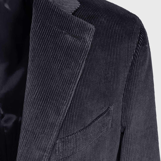 The elegance and comfort of this tailored jacket made in Italy by Caruso exclusively for Wools Boutique Uomo in Geneva, made with a soft and durable cotton corduroy fabric, ideal for formal outfits in the office or in free time with jeans and a turtleneck sweater.