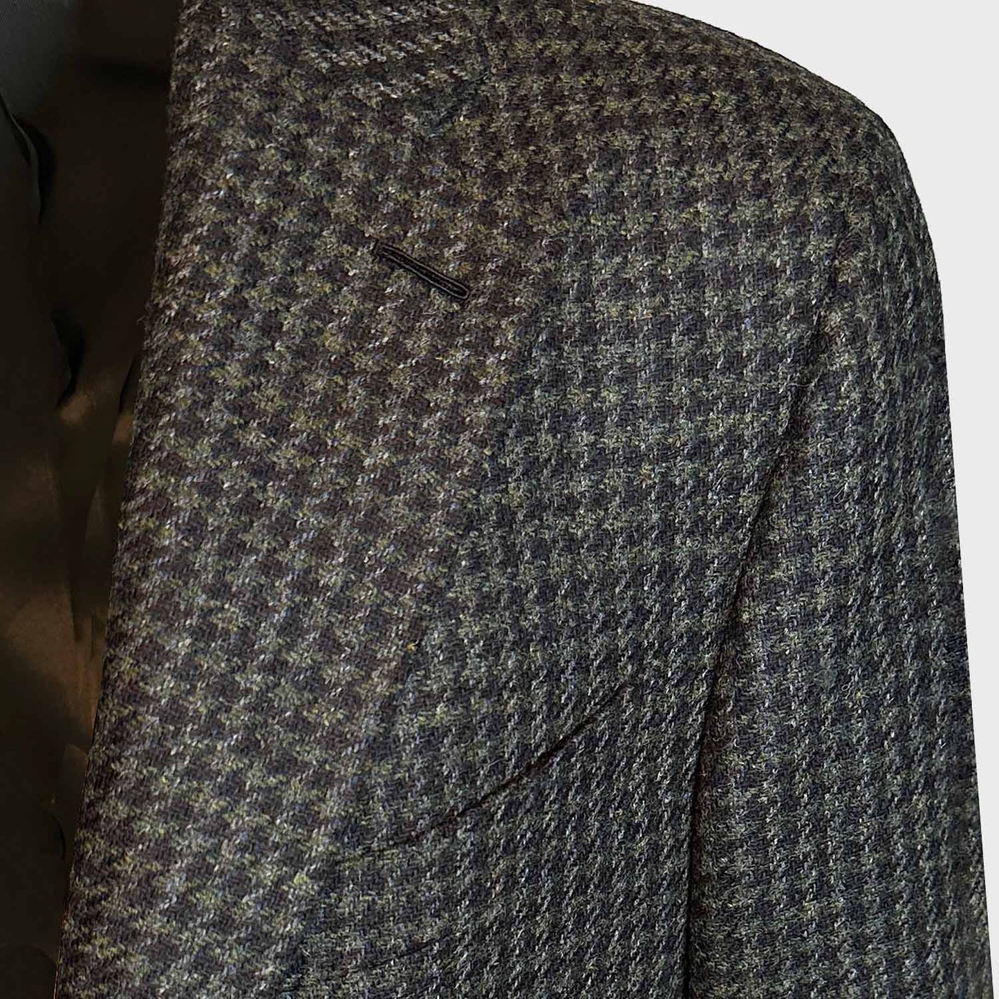 Tailoring jacket Caruso made in Italy exclusive for Wools Boutique Uomo Geneva. Discover the elegance of this jacket pied de poule pattern tweed fabric with muddy colors for your formal outfits.