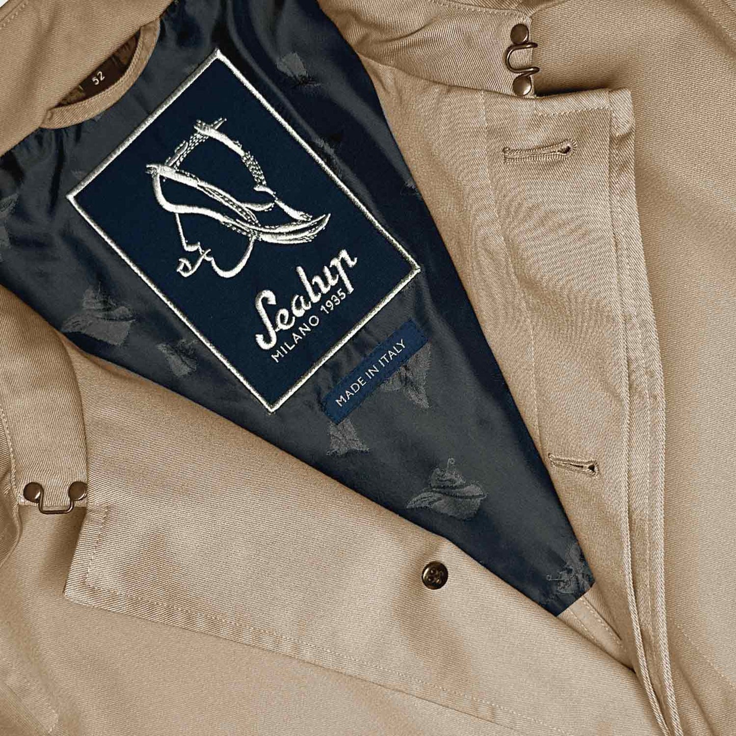 Men’s raincoat Sealup inspired by 50s work clothes, made in Italy with highly resistant gabardine polyester and cotton blend, half jacquard lining, beige color, discover on Wools Boutique Uomo Geneva