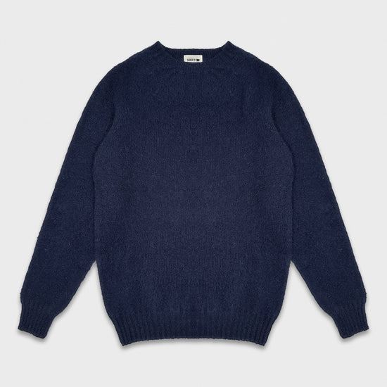 Navy Blue Shetland Wool Crewneck Sweater Geneva. Navy blue sweater shetland wool geneva, made in Scotland by Barto, quality classic knitwear since 1929, rib stitch neck raglan sleeve, unisex warm sweaters